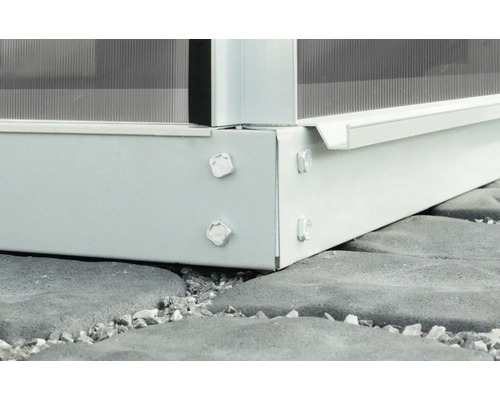 Detailansicht eines Gewächshauses mit Aluminiumrahmen und Polycarbonatplatten