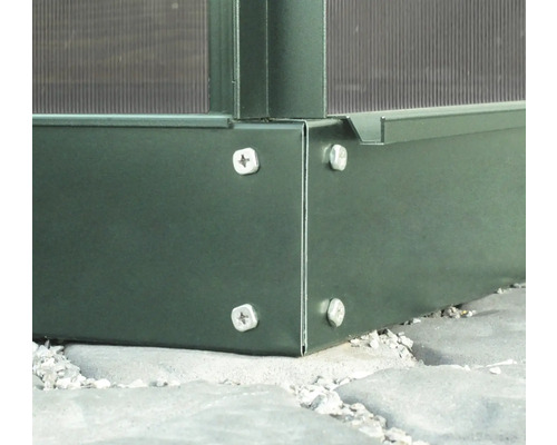 Detailansicht einer Gewächshaus-Ecke mit Schrauben