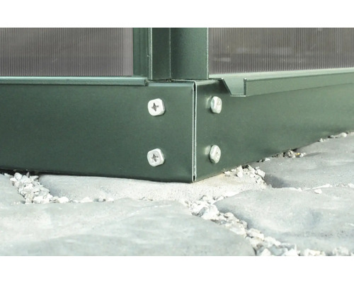 Detailansicht einer Gewächshausbasis mit Schrauben