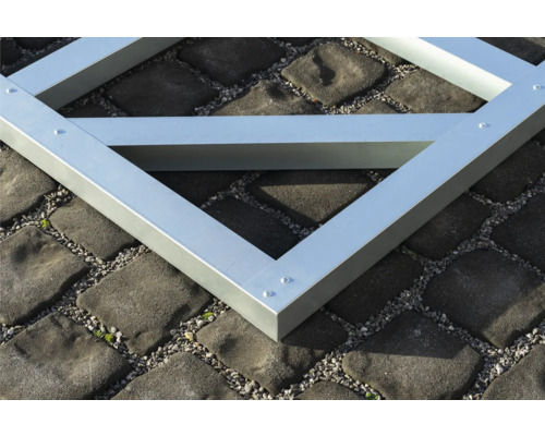 Detailansicht eines Aluminiumrahmens auf Pflastersteinen