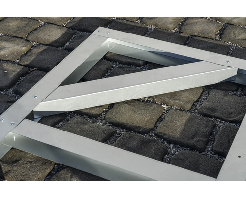 Montagerahmen aus Metall auf Pflastersteinen