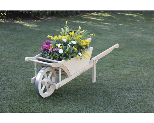 Dekorative Schubkarre aus Holz mit Blumen bepflanzt