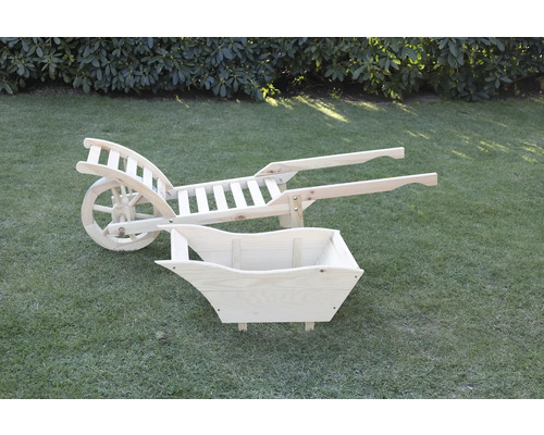 Dekorative Holzschubkarre auf Rasen