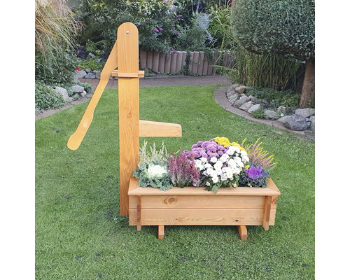 Dekorative Holz-Gartenpumpe mit Blumenkasten auf Rasen