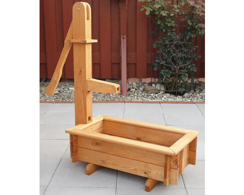 Holzpumpe als Pflanzkasten für den Garten