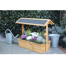 Dekorative hölzerne Blumenkasten-Brunnenkonstruktion mit Bepflanzung, Gießkanne und Metalleimer