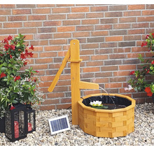 Gartenbrunnen aus Holz mit Solarpanel und dekorativer Wasserpumpe