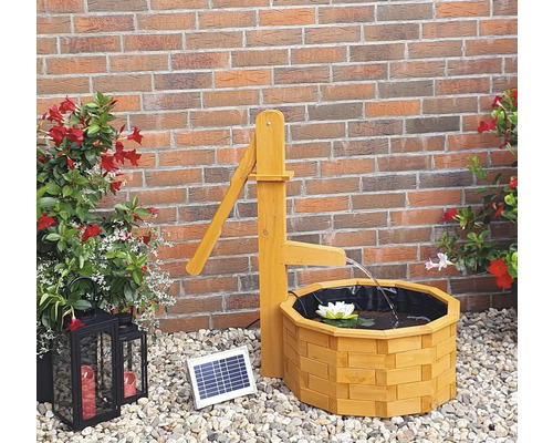 Gartenbrunnen aus Holz mit Solarpanel und dekorativer Wasserpumpe