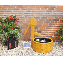 Solarbetriebener Gartenbrunnen mit Wasserhahn und Becken im Garten