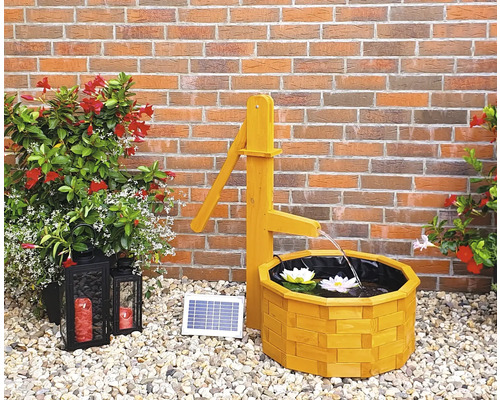 Solarbetriebener Gartenbrunnen mit Wasserhahn und Becken im Garten