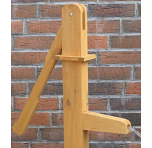 Handpumpe aus Holz für den Garten