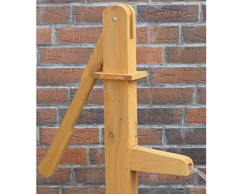 Handpumpe aus Holz für den Garten