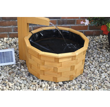 Holzbrunnen mit Solarpanel für den Garten