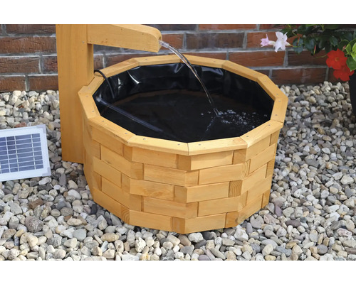 Holzbrunnen mit Solarpanel für den Garten