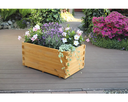 Pflanzkasten „Siena“ aus Holz mit Pflanzfolie 79,5 x 49,5 x 38,5 cm braun Holzblumenkasten mit Blumen auf einer Terrasse
