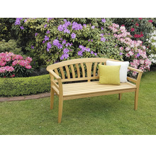 Gartenbank aus Holz mit Kissen im Blumengarten