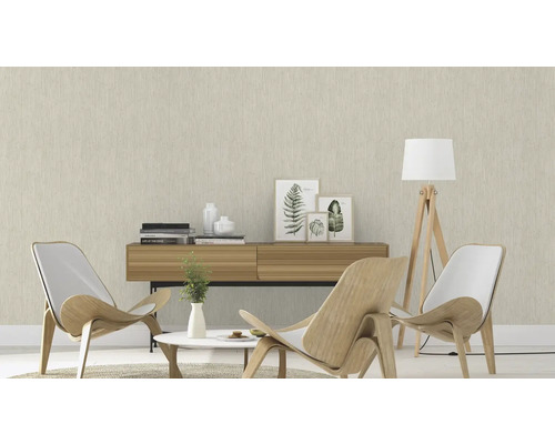 Helles Wohnzimmer mit strukturierten Tapeten, Holzmöbeln und modernen Stühlen
