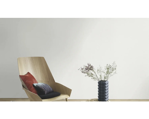 Helles Interieur mit Sessel, Kissen und Blumenvase