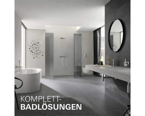 Modernes Badezimmer mit Dusche, Badewanne, Waschbecken und Spiegel