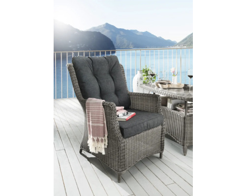 Gartensessel Destiny Casa vintage grau, Polyrattan + Aluminium, inkl. Auflagen Gartenmöbel-Szene mit Korbsessel und Tisch auf einer Terrasse mit Seeblick