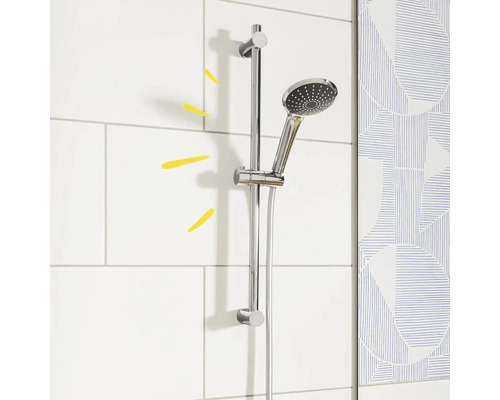 Duschstange mit Handbrause und Brauseschlauch im Badezimmer