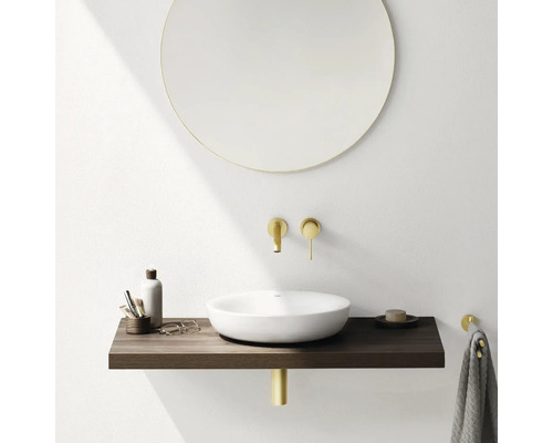 Modernes Badezimmer mit rundem Spiegel, Aufsatzwaschbecken, Holzkonsole und goldenen Armaturen.