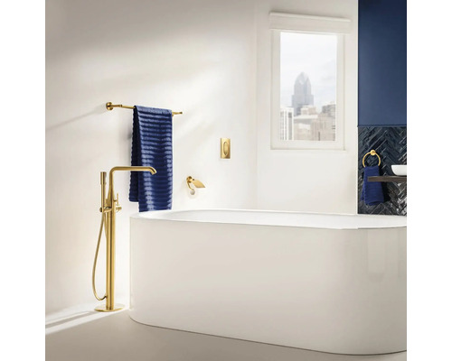 Badezimmer mit freistehender Badewanne, Armatur, Handtuch und Accessoires