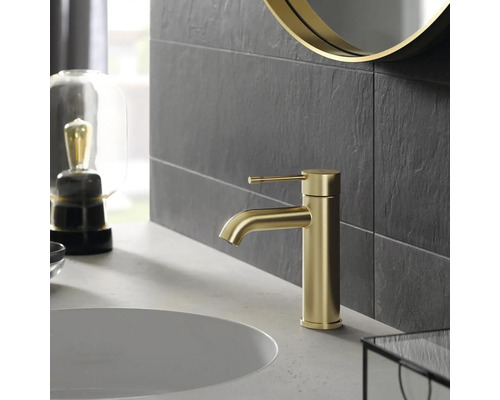 Goldene Waschtischarmatur im Badezimmer