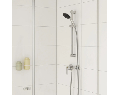 Badezimmer mit Duscharmatur und Duschgelspender