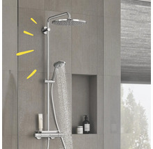 Duschsystem mit Kopfbrause und Handbrause im modernen Badezimmer