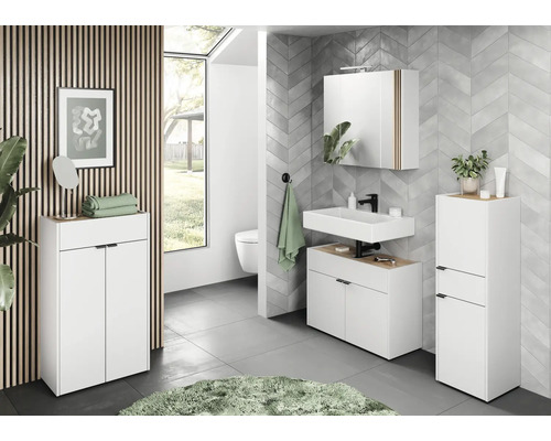 Badezimmer mit Waschtisch, Spiegelschrank und Hochschränken in hellem Design.