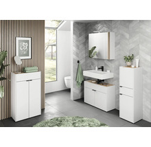 Badezimmer mit Waschtisch, Spiegelschrank und Hochschrank in hellem Design