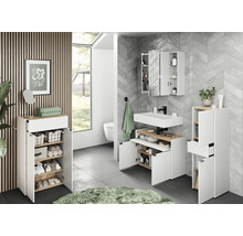 Badezimmer mit Waschbecken, Spiegelschrank und Badmöbeln in Weiß und Holzoptik
