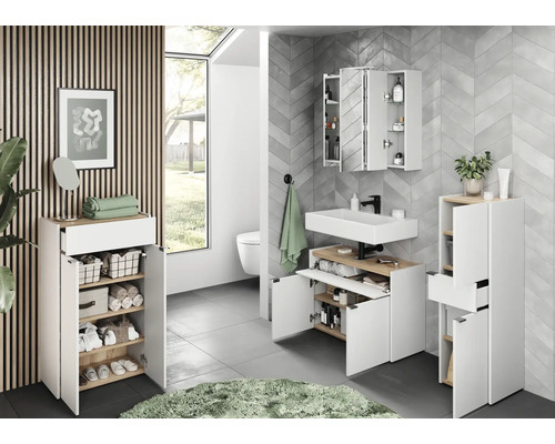 Badezimmer mit Waschbecken, Spiegelschrank und Badmöbeln in Weiß und Holzoptik