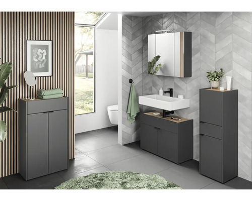 Badezimmer mit Waschbecken, Spiegelschrank und Badmöbeln in Grau vor einer Wand mit Fischgrätenmuster