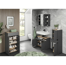 Helles Badezimmer mit Waschbecken, Spiegelschrank und Badmöbeln in modernem Design