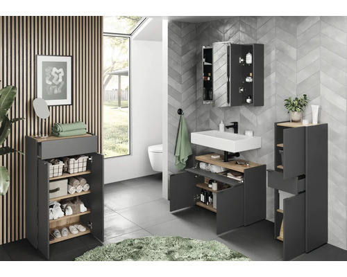 Helles Badezimmer mit Waschbecken, Spiegelschrank und Badmöbeln in modernem Design