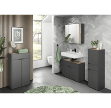 Helles Badezimmer mit grauem Waschtisch, Spiegelschrank, Hochschrank und einem Regal