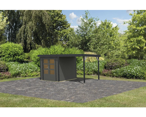 Gartenhaus mit Anbau auf gepflasterter Fläche im Garten