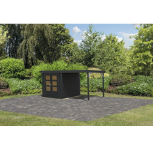 Garten Szene mit Gerätehaus und Anbau auf Pflastersteinen und Rasenfläche