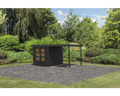 Garten Szene mit Gerätehaus und Anbau auf Pflastersteinen und Rasenfläche