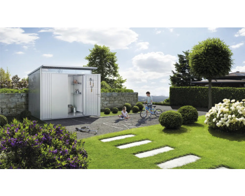 Gartenszene mit Metall Gerätehaus, spielenden Kindern und Rasenfläche