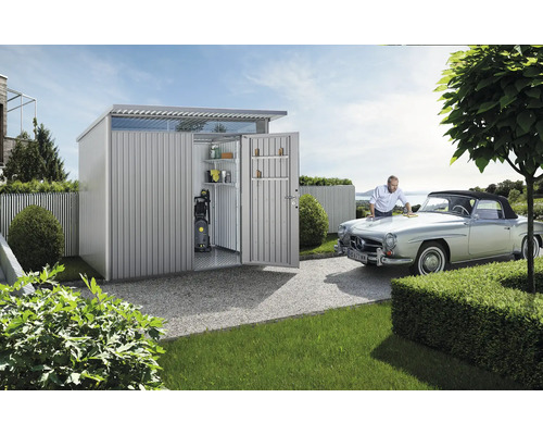 Metall Gartenhaus mit Regalen, Hochdruckreiniger und einem Mann, der ein Auto putzt