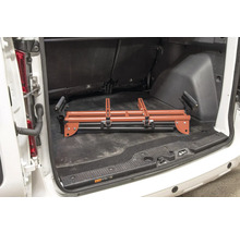 Zusammengeklappter Ladekantenschutz im Kofferraum eines Autos