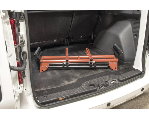 Zusammengeklappter Ladekantenschutz im Kofferraum eines Autos