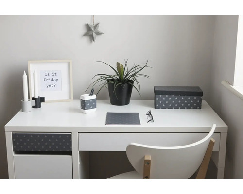 Arbeitszimmer mit Schreibtisch, Stuhl, Topfpflanze und Büroartikeln