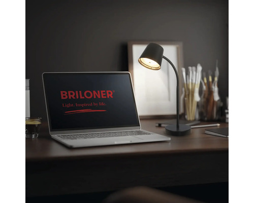 Schreibtisch mit Laptop und Briloner Tischleuchte