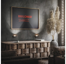 Wohnzimmer mit Kommode, Wandleuchten und Briloner Logo auf einem Bild
