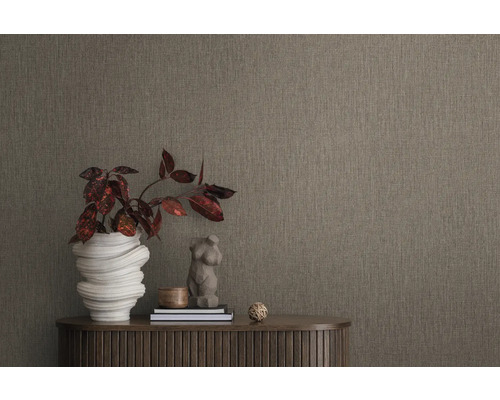 Nahaufnahme einer strukturierten braunen Tapete im Wohnraum.