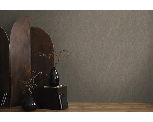 Szene mit brauner Textiltapete, Raumteiler und Dekoration